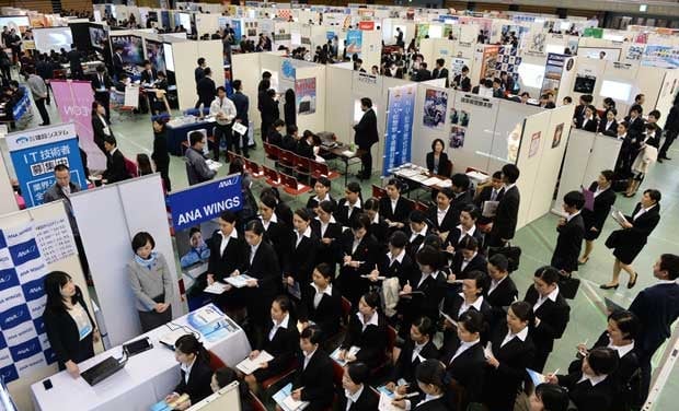 payequity1's tweet card. 政府が次の臨時国会の目玉として挙げた「働き方改革」。“伝説のディーラー”と呼ばれた藤巻健史氏は、終身雇用制が、国の基幹政策さえも誤らせているのではと危惧する。