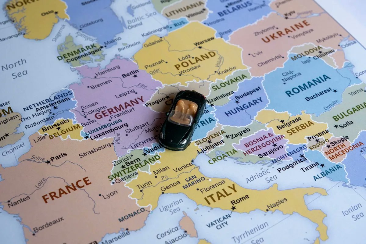 INFORPL's tweet card. Będą surowe kary dla początkujących kierowców w okresie próbnym. Ile lat będzie trwał taki okres? Nadchodzi europejskie prawo jazdy. Unia chce obniżyć liczbę ofiar wypadków drogowych o połowę do 2030...