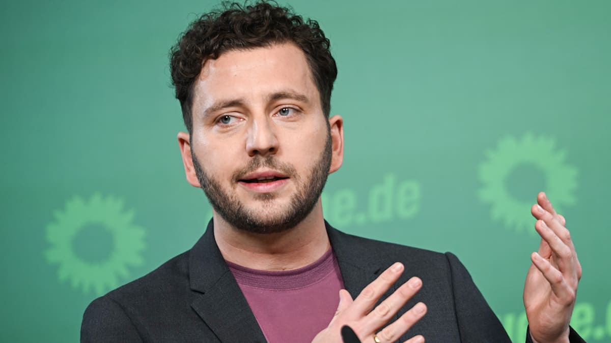 SabineRugen's tweet card. Widerstand gegen das Rentenpaket kommt sowohl aus der Koalition als auch aus der Opposition. Die Grünen lehnen eine Zustimmung im Bundestag ab, sagt Co-Parteichef Banaszak. Derweil legt die Partei...