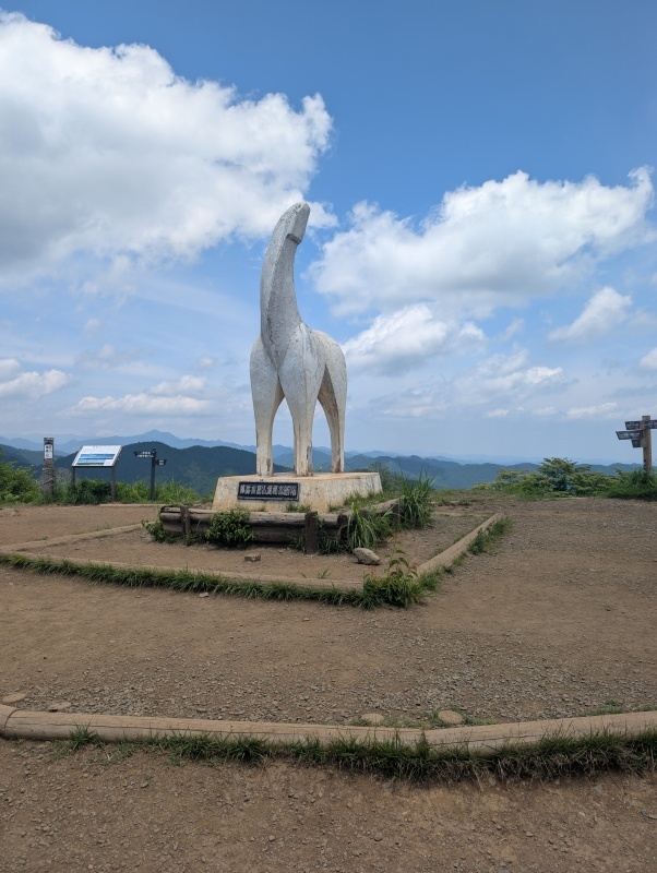 xuonix_com's tweet card. 日程：2025年6月21日天候：晴距離 / 累積標高差：29.8km / 登り1,725m・下り1,718m総所要時間：11時間2分（休憩含む） TJTとは TJTとは、「高尾山を出発し陣馬山まで行き、再び高尾山に戻る往...