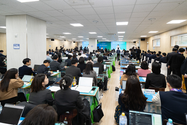 heesu126's tweet card. 신천지예수교 증거장막성전이 2일 청주 신천지교회에서 ‘제116기 시온기독교선교센터 수료식’을 개최하고, 총 5만 9192명의 수료생을 배출했다. 시온기독교선교센터는 창세기부터 요한계시록까지 성경 전권을 체계적으로 교육하는 무료 성경교육기관으로, 초‧중‧고 3단계 과정을