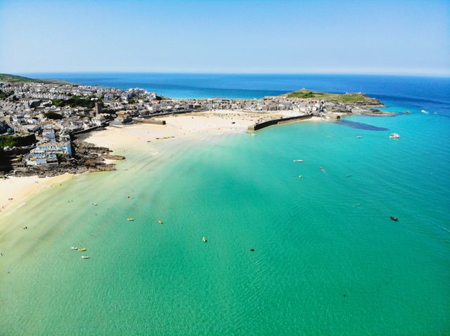 mads_techno's tweet card. Discover the best Cornwall beaches in 2023, including Fistral and Carbis Bay. Find out more.