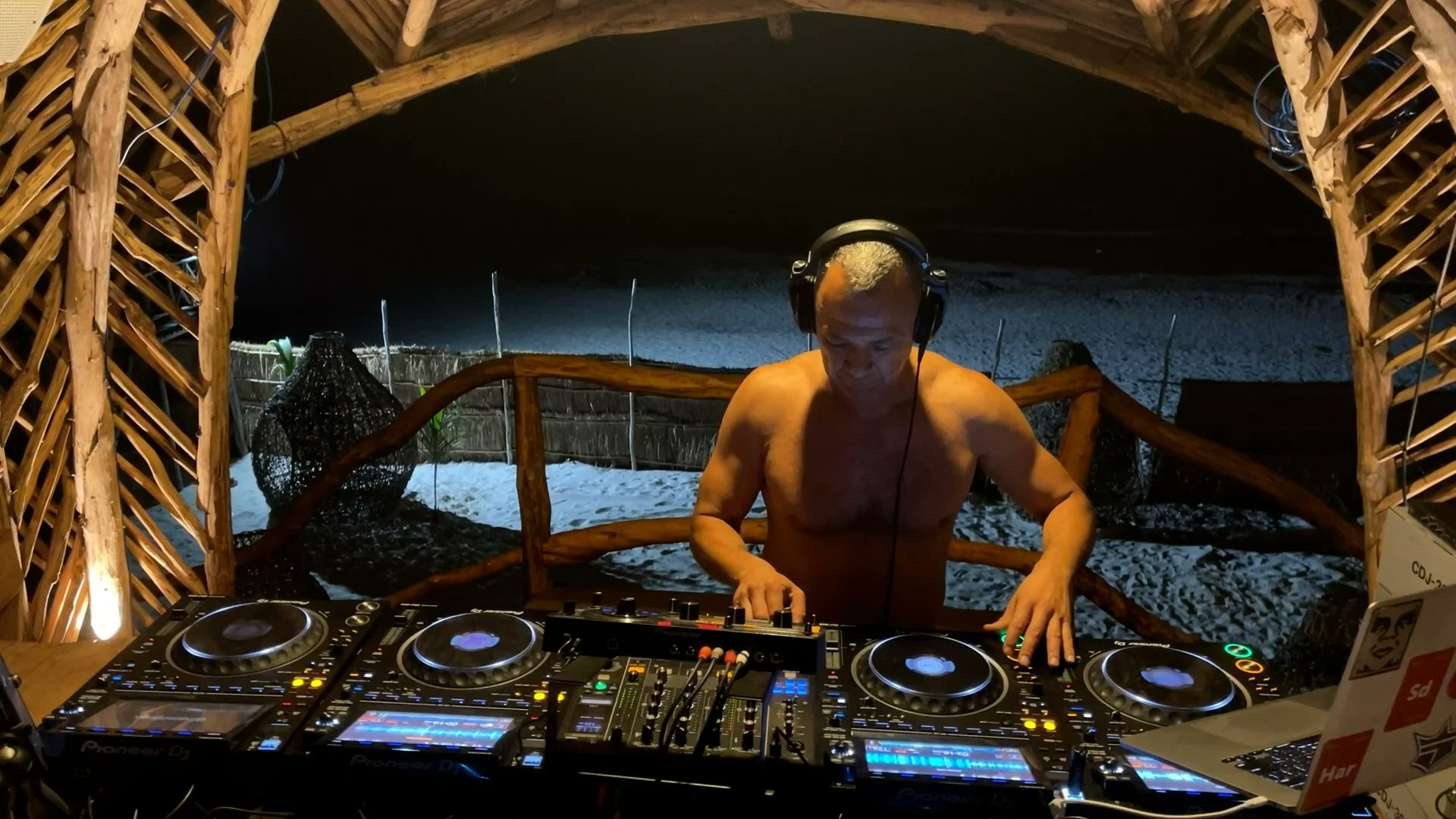 KINGSIZE_LED's tweet card. Tulum pt.5