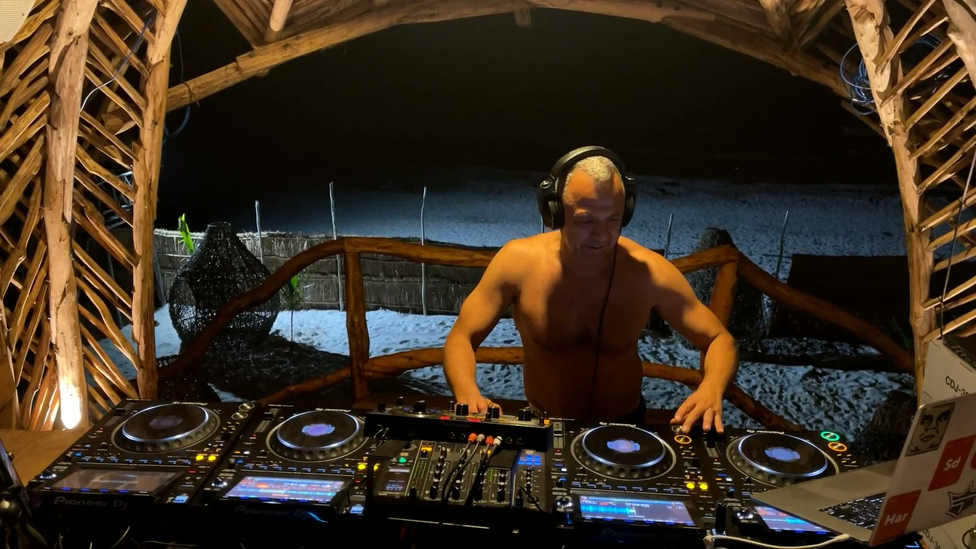 KINGSIZE_LED's tweet card. Tulum pt.4