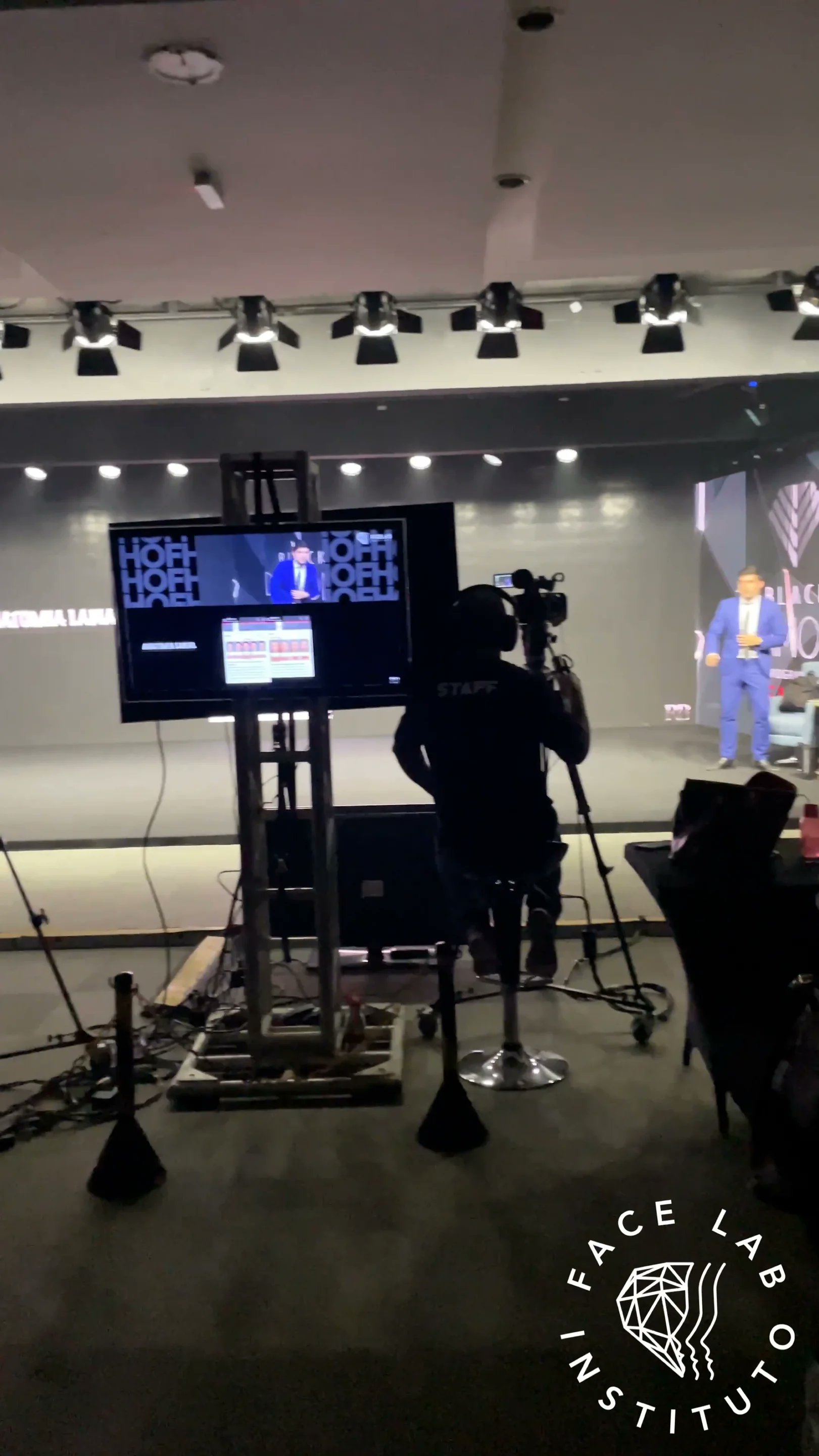 LabInstitute's tweet card. A sala de aula do Black Diamond in Ao Vivo no IFL