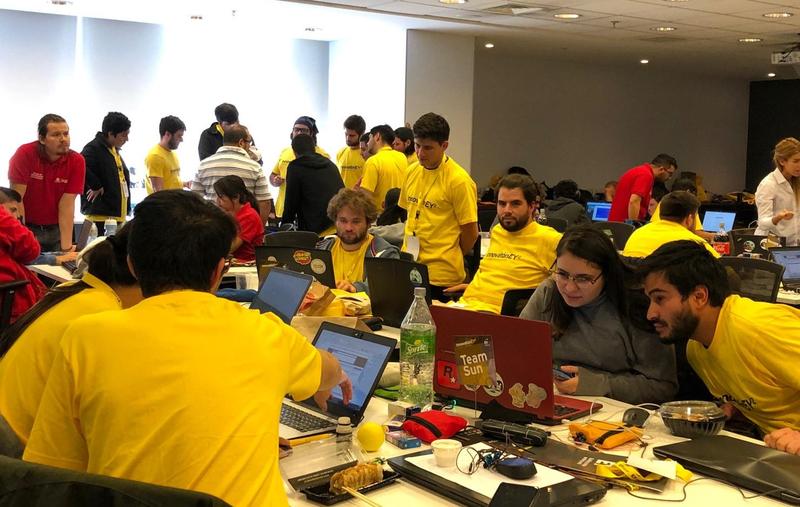 pcofre's tweet card. Impresionantes demostraciones de prototipado rápido se logran cuando se junta el talento correcto con las herramientas correctas. Hoy 100+ alumnos universitarios participaron de la #InnovatonEY2,...