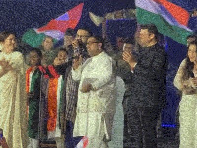 BhaskarEnglish_'s tweet card. Shah Rukh, Ranveer and Maharashtra CM...