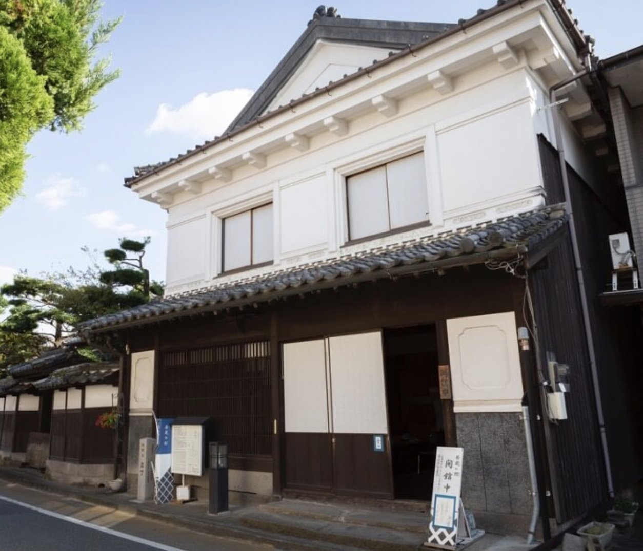 CosMix_Event's tweet card. この「居蔵の館」は、明治末期に建てられ、大正初期に改築されたもので、製蝋業（せいろうぎょう）で財をなした大地主の店舗兼住居でした。 官舎であった鏡田屋敷に比べ、豪商の家であったこの建物は、土蔵（くら）造りのなかでも、完成度の高い代表的な居蔵