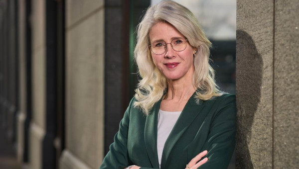 ewaldeng's tweet card. Wynia's Week: Datum: 25 oktober 2025. Categorie: Coronavirus, Pandemie. Auteur: Eva Munnik. Artikel: Mona Keijzer, 5 jaar na corona: ‘Wat we onze jeugd hebben aangedaan, vind ik onvergeeflijk’