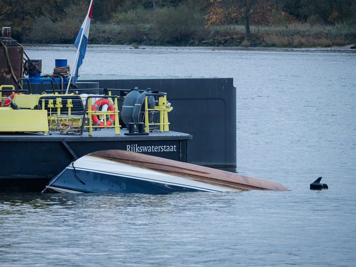 Sliedrecht24's tweet card. door Peter Donk SLIEDRECHT – Op de rivier de Beneden-Merwede is zaterdag 8 november 2025 rond 16.30 uur een bootje met een opvarende omgeslagen. De hulpverlening kwam snel op gang en werd nog even...