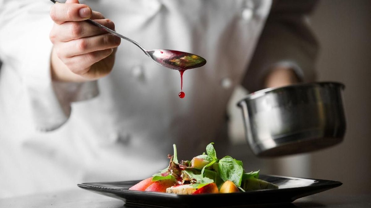 alanfordyce's tweet card. Dunia kuliner akan menyambut kehadiran WOOHOO, restoran futuristik yang akan dibuka di Dubai. Restoran ini akan dinahkodai chef berbasis AI.