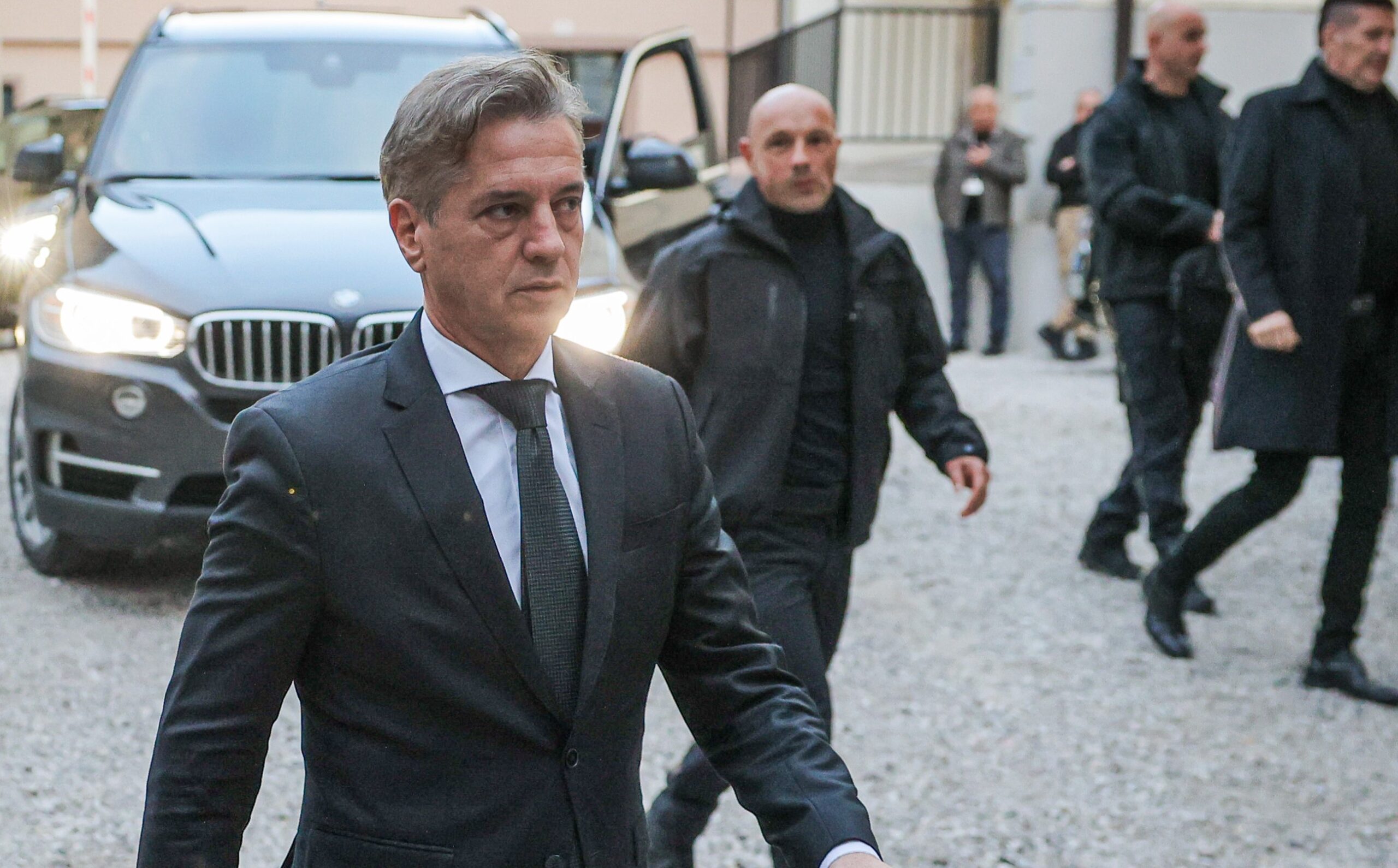 peterjancic's tweet card. Policisti nimajo zavarovanega hrbta. Obratno. Streljajo jim vanj.