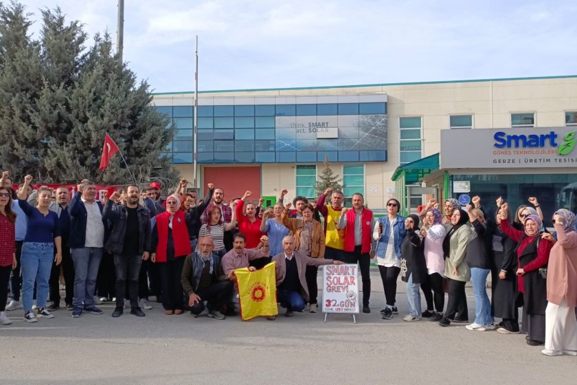 HsrtGltknKzn's tweet card. Grevlerinin 32. gününde Smart Solar işçilerine, Kocaeli ve İstanbul'dan çeşitli üniversitelerde görev yapan akademisyenler dayanışma ziyaretinde bulundu.