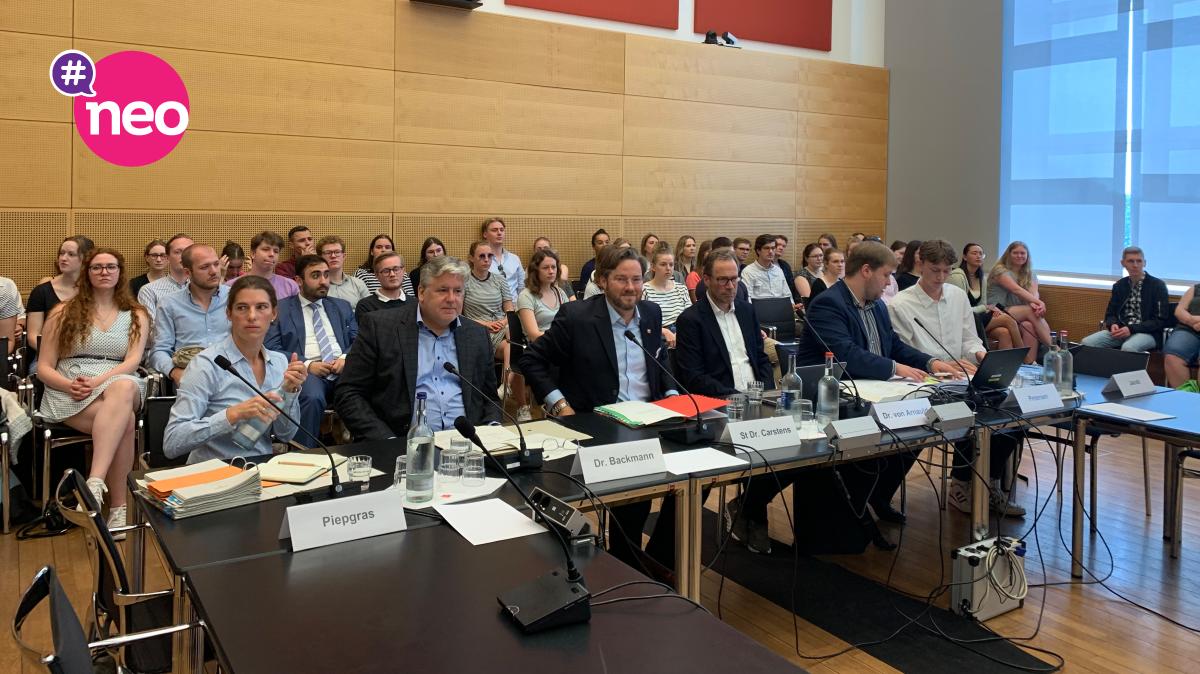 shz_de's tweet card. Jura-Studenten der Kieler Uni haben vor dem Petitionsausschuss des Landtags gegen eine Verschärfung ihrer Prüfungsbedingungen plädiert.