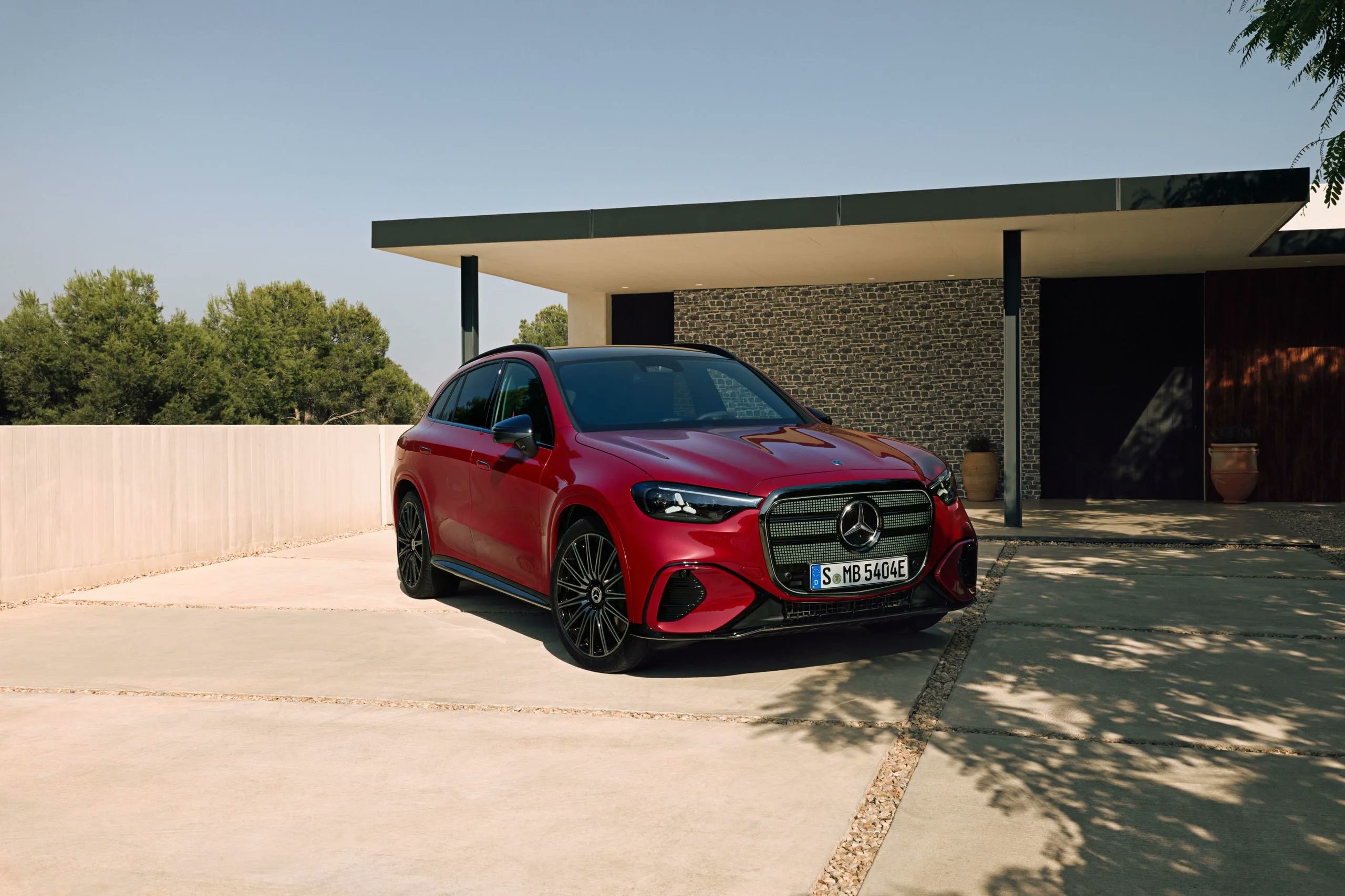 EV_olution_be's tweet card. De elektrische Mercedes-Benz GLC is vanaf nu te bestellen in België, met prijzen vanaf 72.749 euro. De SUV biedt 490 pk, tot 713 km rijbereik en een luxueus interieur. Mercedes verwacht een nieuw...