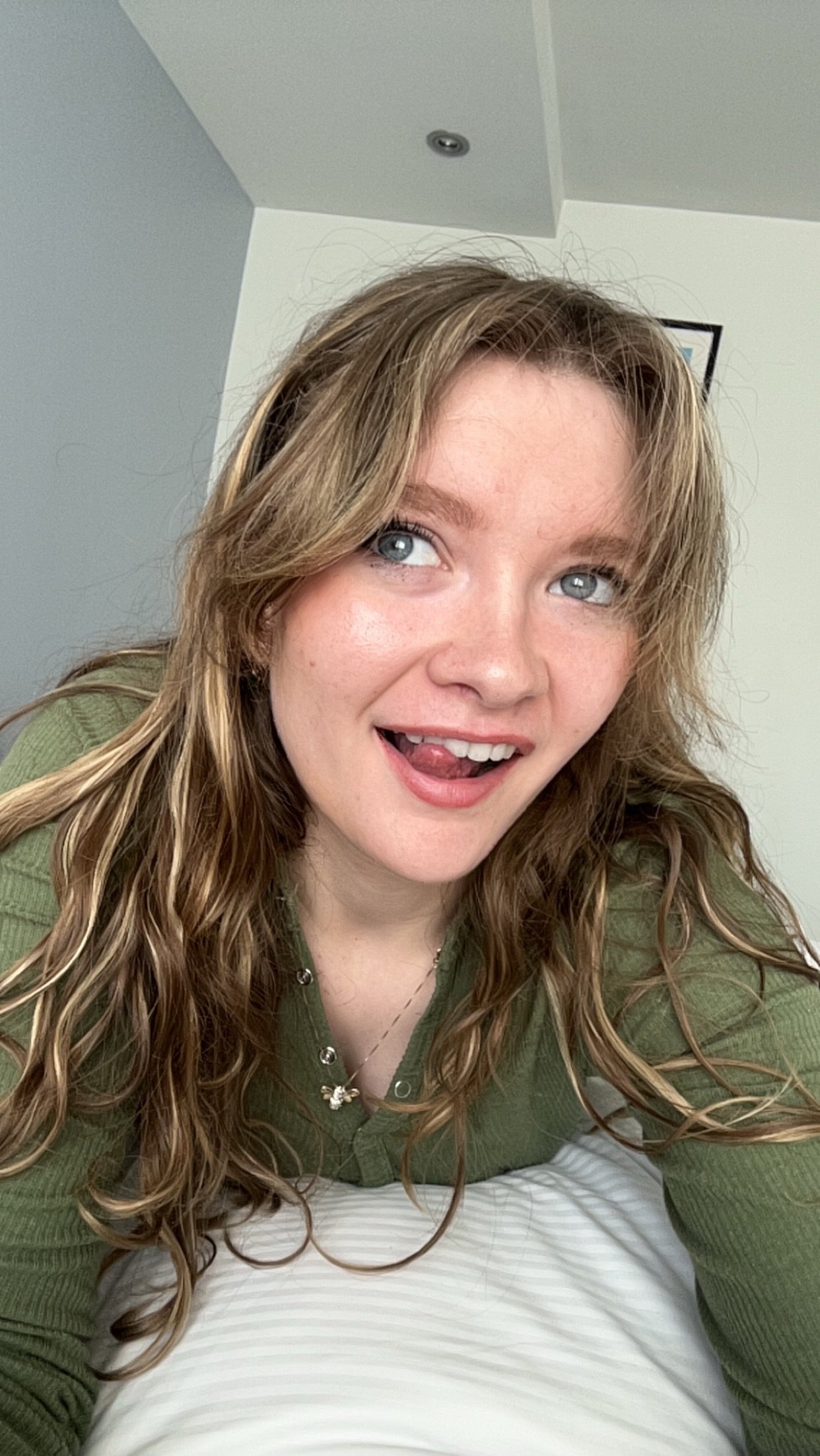 AussieAddison's tweet card. Online and Irl girlfriend