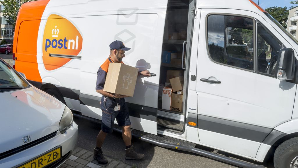 Logixbox's tweet card. De verhoging van de posttarieven is volgens PostNL nodig omdat de hoeveelheid brievenbuspost blijft dalen en de kosten zijn gestegen