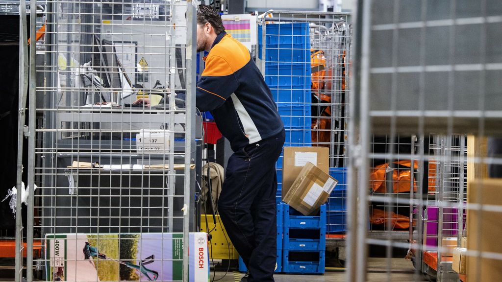 NOS's tweet card. Het bedrijf is nu wettelijk verplicht om brieven binnen 24 uur te bezorgen, maar redt dat niet door personeelstekorten.