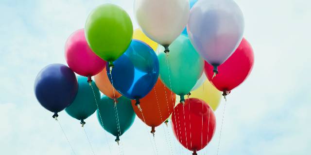 dragoner_JP's tweet card. 平成初期の日本で「風船おじさん」と呼ばれた50代の男性がいた。通称を鈴木嘉和（よしかず）といったこの人物は、1992年11月23日、滋賀県・琵琶湖の湖畔から、ヘリウムガスを満たした多数の風船に吊られた小さなゴンドラで離陸し、北米を目指して太平洋横断に...