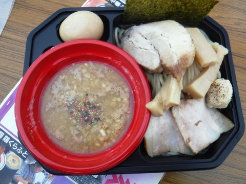 2siv1vLL7JxHe99's tweet card. 天草大王の鶏どろ柚子昆布水つけ麺＋全部盛り  <1100円＋500円>11月23日、大つけ麺博2025の18杯目として、大阪から出店の店で食べてみました。麺は、中太ストレート麵でツルモチ、サラッとした昆布水に浸かってます。つけ汁は、阿波尾鶏と魚介の清湯ダシに醤油ダレ、鶏油の