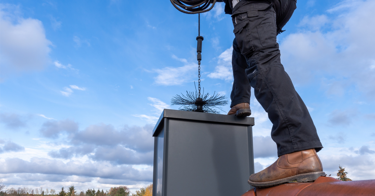 consoglobe's tweet card. Entretenir sa cheminée est indispensable pour éviter un drame, c'est même obligatoire en France. Consoglobe vous détaille qui doit payer le ramonage et qui doit le faire.