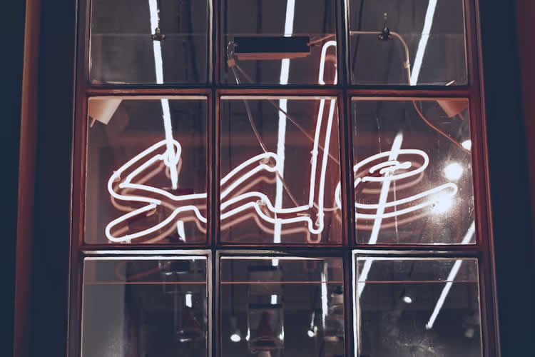 WebArtFreebies's tweet card. Discounting services is not really a good move. But, there are some scenarios where it does make sense to offer a lower price for services.