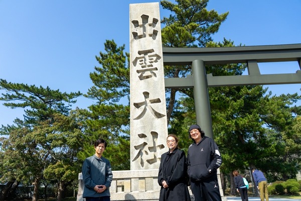 CotenInc's tweet card. 野島一成、直良有祐、深井龍之介の鼎談が出雲で行われ、神話や歴史をテーマに創作やAIについて語り合った。各自の創作スタイルや歴史観が交差し、ゲーム制作の変遷も話題に。