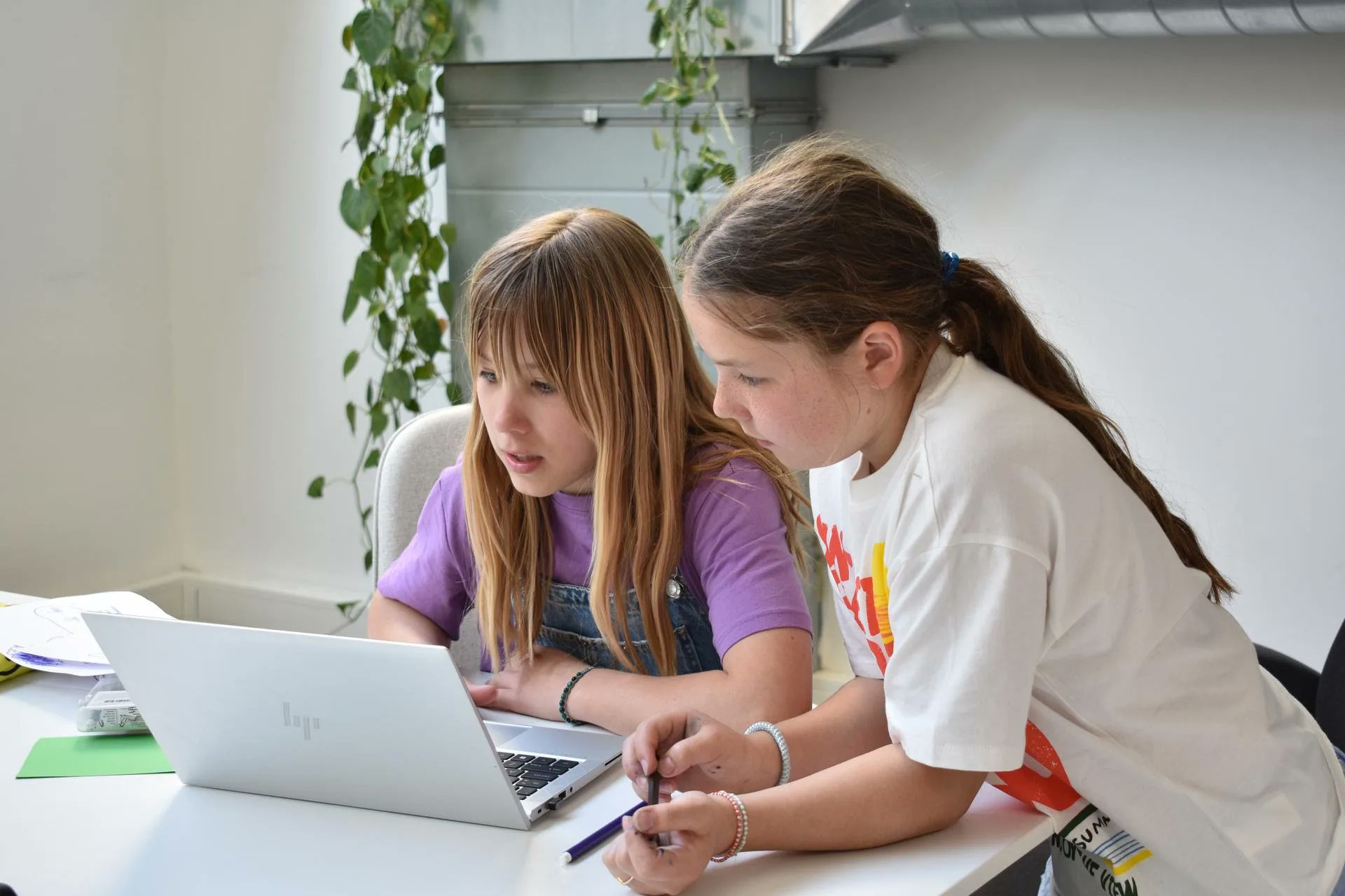 CooleSuggesties's tweet card. Thomas Wolf (Co-founder Hugging Face) en Robert Keus (Founder GreenPT) lanceren op 10 en 11 oktober 2025 de eerste Worldwide Kids Vibe Coding Hackathon.