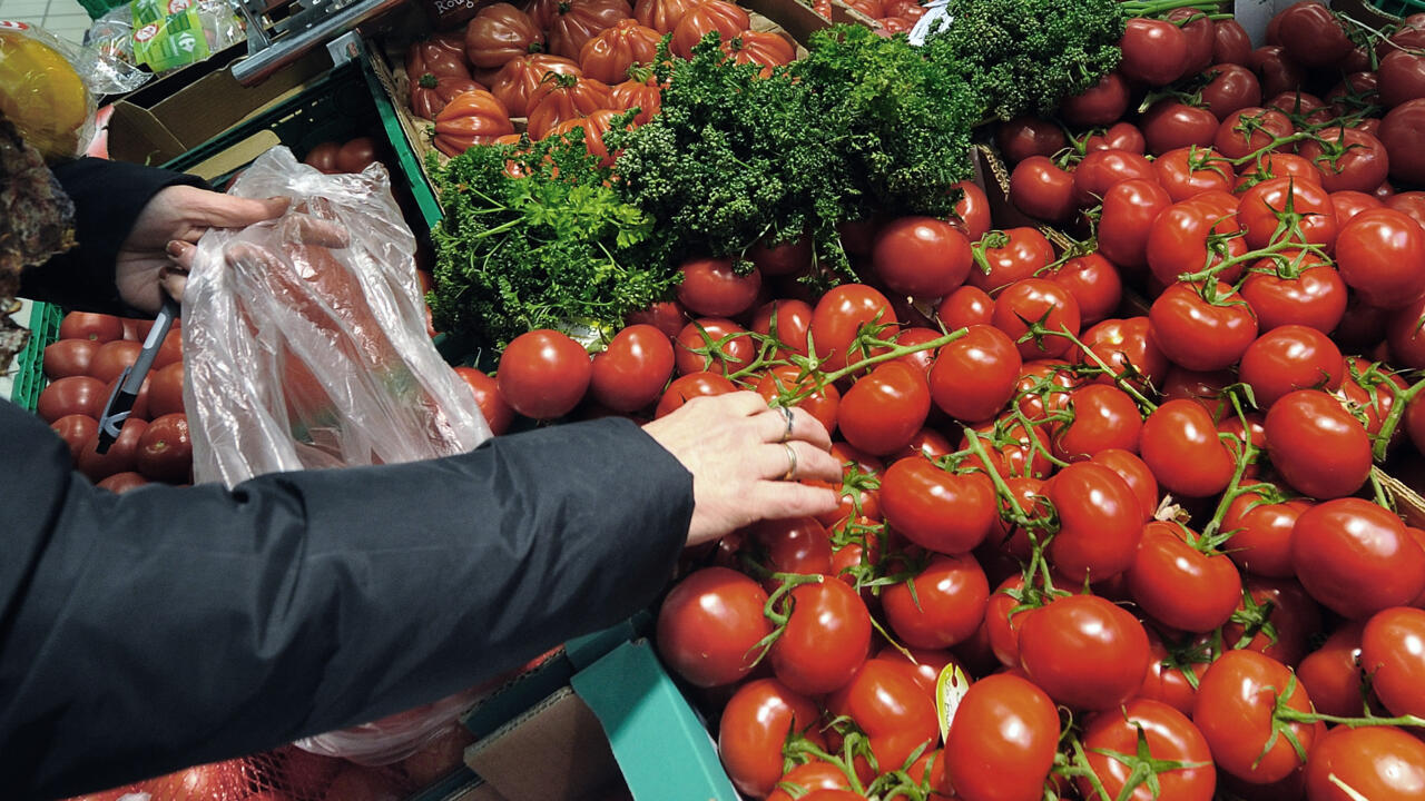 Evaborad17's tweet card. A particularly devastating virus is threatening tomatoes, peppers and chilli plants in France after affecting six countries in Europe as well as Turkey, the United States and China, France’s food...