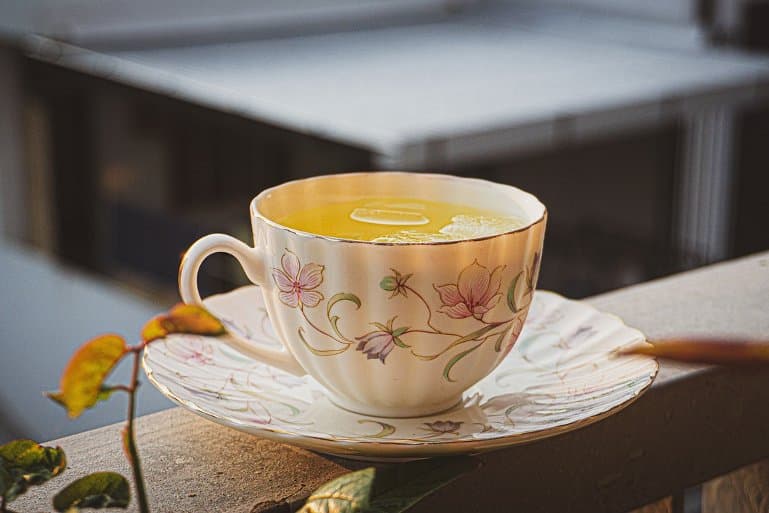 NeuroscienceNew's tweet card. Two common compounds, green tea catechins and resveratrol, a compound found in red wine, reduce the formation of Alzheimer's-associated amyloid plaques in brain tissue.