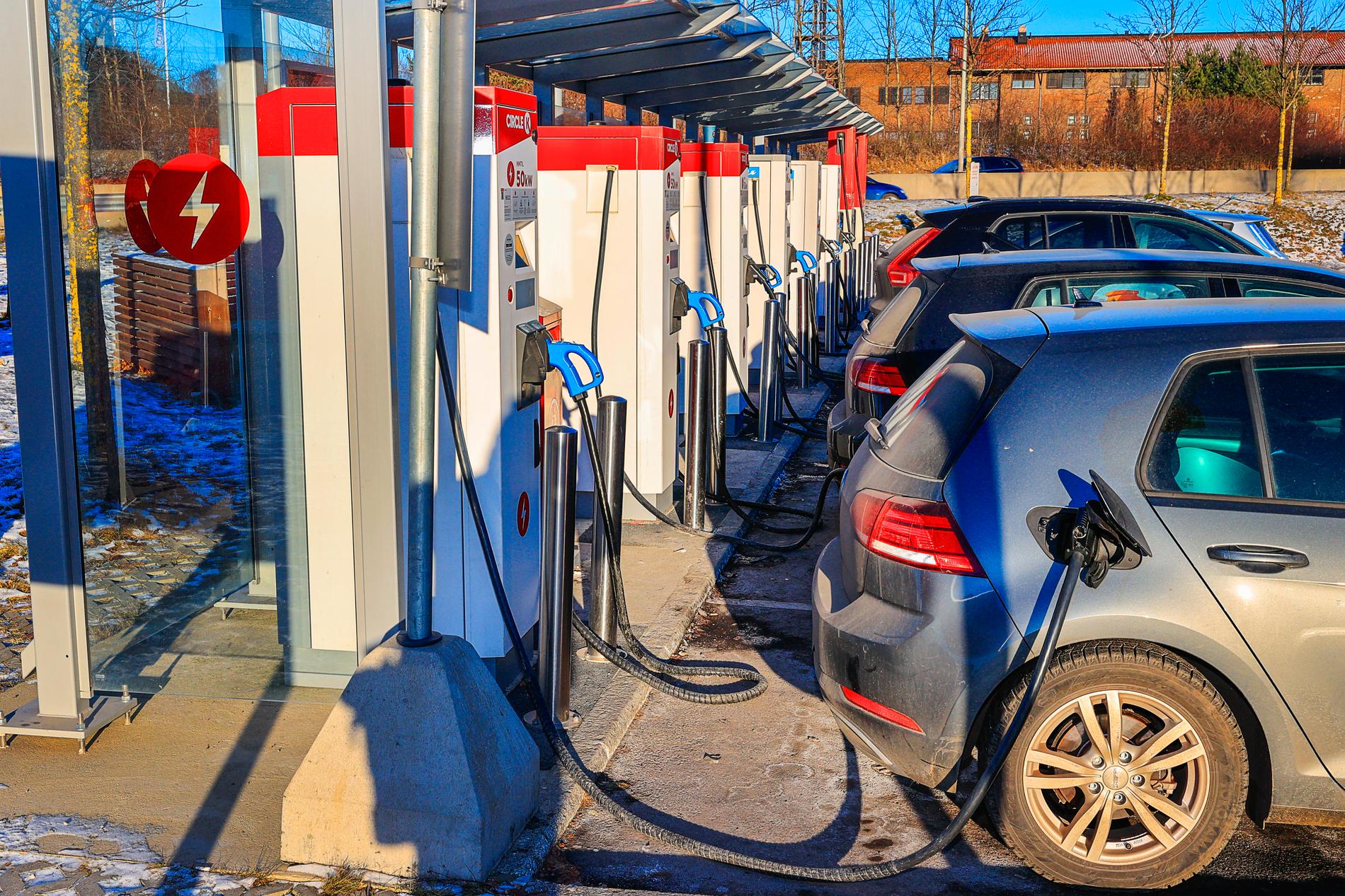 Elbilforeningen's tweet card. – Vi er i rute til å nå 2025-målet, men vi må fortsatt ha hjelp av politikerne hvis vi skal lykkes, sier lederen i Norsk Elbilforening.