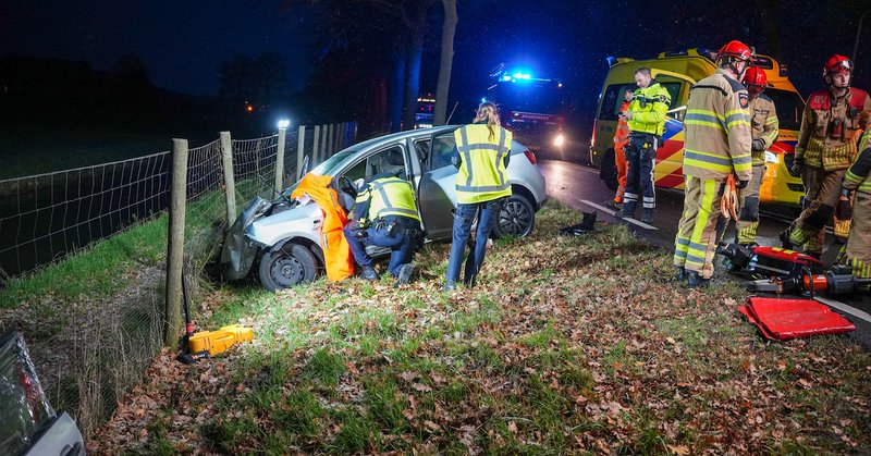 Ernstig ongeluk bij Zwolle: auto in de greppel, motorblok ligt meters verderop