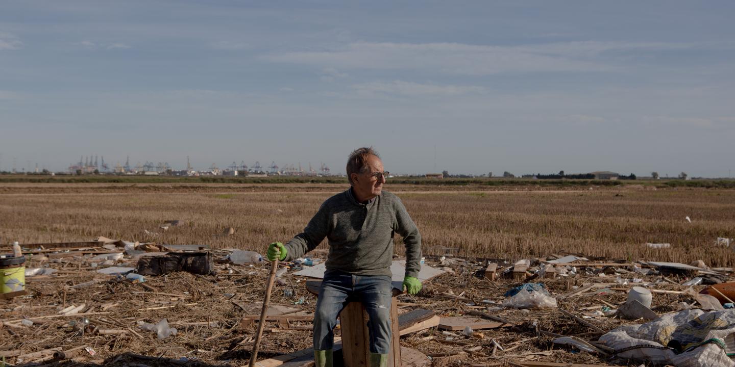 MathildeGracia's tweet card. L’inondation meurtrière qui a balayé la banlieue sud de Valence, le 29 octobre, a drainé quantité de déchets dans le lac et les rizières de cette zone humide riche en biodiversité.