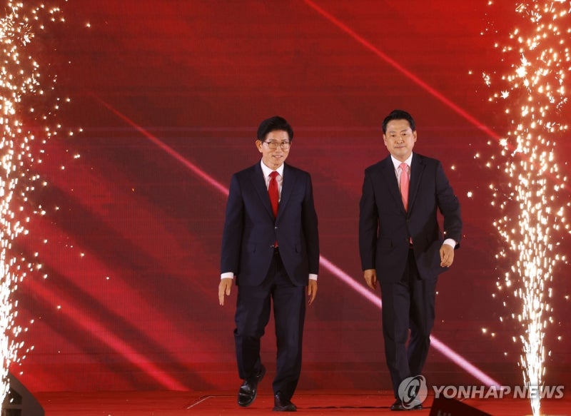 boilingpointkr's tweet card. 22일 충북 청주시 흥덕구 청주오스코에서 열린 국민의힘 제6차 전당대회에서 결선에 진출한 김문수, 장동혁 당 대표 후보가 무대에 입장하고 있다. 이날 국민의힘 당 대표 선거는 4명의 후보가 모두 과반 득표에 실패해