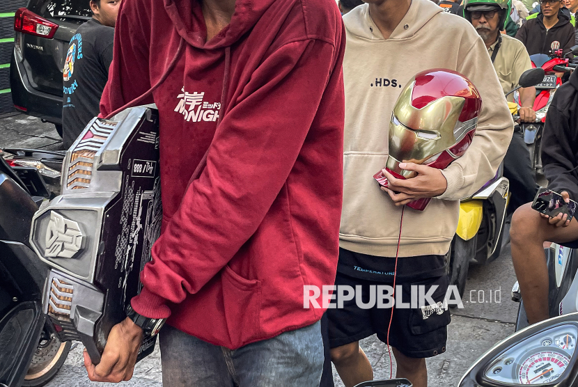 barengwarga's tweet card. Kelompok-kelompok dari luar Jakarta dikerahkan dalam penjarahan.