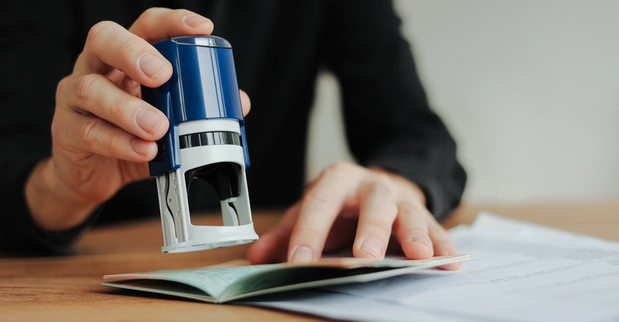 manoramaonline's tweet card. അനധികൃത ബോട്ടുകളിലും മറ്റും ബ്രിട്ടനിലെത്തി അഭയാർഥി സ്റ്റാറ്റസ് തരപ്പെടുത്താൻ ശ്രമിക്കുന്ന പ്രവണത അവസാനിപ്പിക്കാൻ ബ്രിട്ടൻ ശക്തമായ നിയമ നിർമാണത്തിന്.UK immigration policy, British asylum rules,...