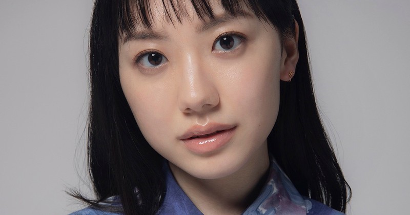 web_LEON's tweet card. 細田守監督の最新アニメーション映画『果てしなきスカーレット』(11月21日公開)で、主人公の王女・スカーレットの声を演じた芦田愛菜さん。復讐に燃える中世の王女という役柄の難しさと面白さについて話を伺いました。