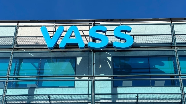 dircomfidencial's tweet card. La nueva imagen de VASS se ha desarrollado en colaboración con La Casa de Carlota, agencia creativa singular y de impacto de Roman.