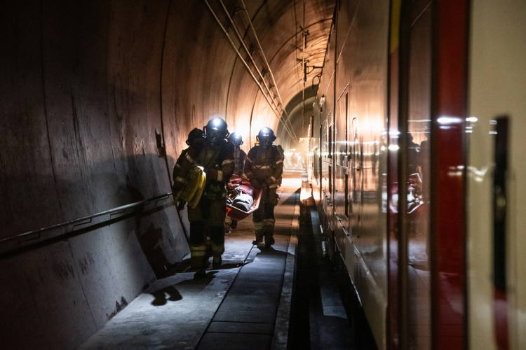 polizeitickerch's tweet card. Bei einer grossangelegten Rettungsübung haben BLS und Einsatzkräfte der Kantone Bern und Wallis am Samstag erfolgreich rund 450 Reisende aus dem Lötschberg-Basistunnel evakuiert. Die Verantwortlichen...