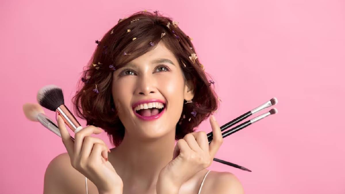 Republic_Bharat's tweet card. Raksha Bandhan 2025: रक्षाबंधन पर अगर आप सिंपल और खूबसूरत दिखना चाहते हैं, तो हम आपके लिए घर पर ही अपनाने वाली आसान मेकअप टिप्स लेकर आए हैं।