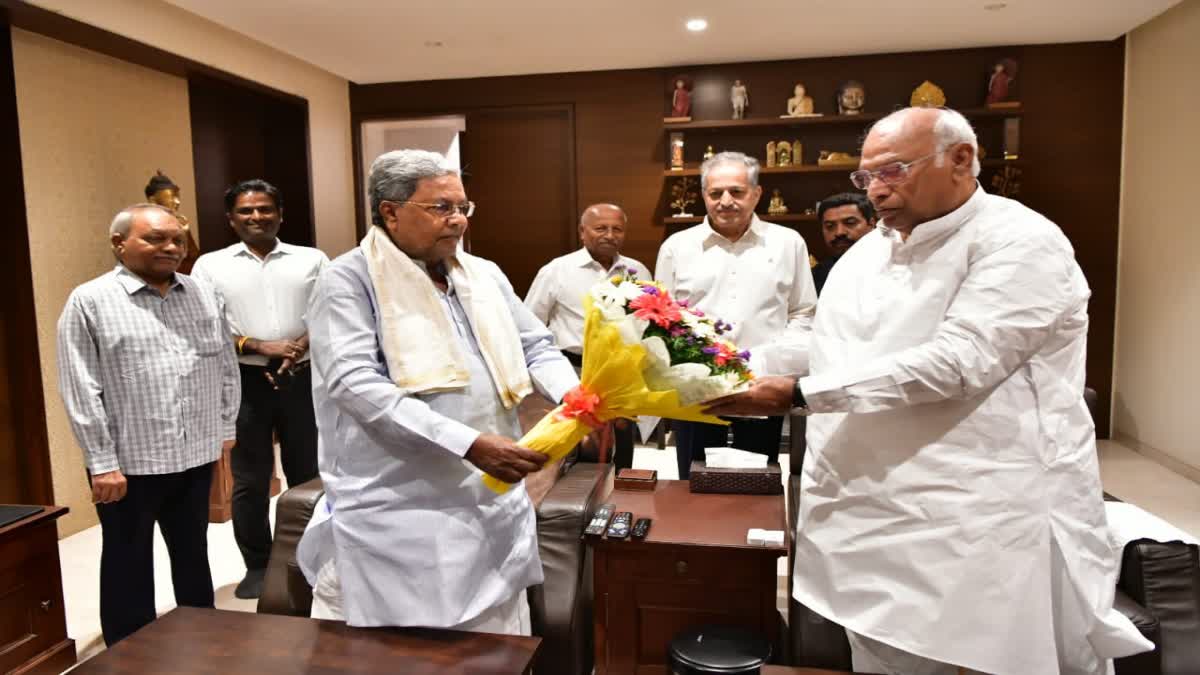 ETVBharatOD's tweet card. ଏଆଇସିସି ସଭାପତି ମଲ୍ଲିକାର୍ଜୁନ ଖଡଗେଙ୍କୁ ଭେଟିଲେ ମୁଖ୍ୟମନ୍ତ୍ରୀ ସିଦ୍ଧରମେୟା । କହିଲେ," ହାଇକମାଣ୍ଡଙ୍କ ନିଷ୍ପତ୍ତିକୁ ସମସ୍ତେ ମାନିବେ । ମୁଁ ବି ମାନିବେ, ଡିକେ ବି ମାନିବେ ।"