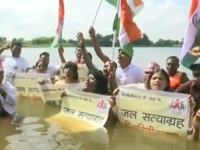 ABPNews's tweet card. Chhattisgarh: चुनावी राज्य छत्तीसगढ़ में नियमितिकरण का मुद्दा कांग्रेस के लिए चुनौती बन सकता है. संविदा कर्मचारियों ने सरकार के खिलाफ मोर्चा खोल दिया है. नया रायपुर में जल सत्याग्रह किया.