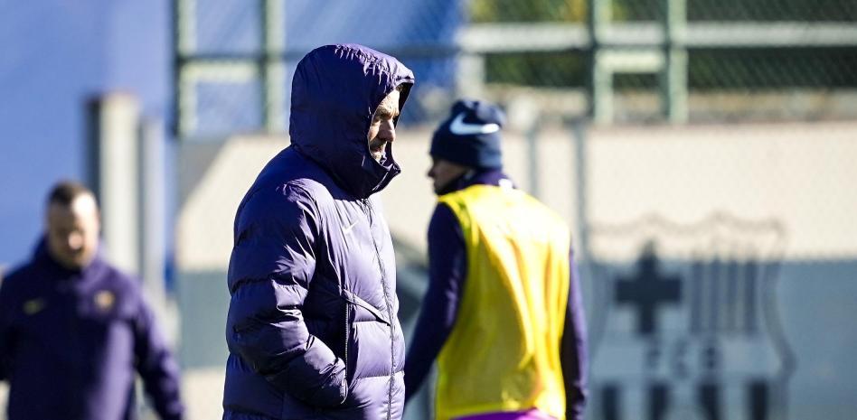 fcbarcelonar_'s tweet card. كان القرار مرة أخرى من هانزي فليك بعد تحليل خطة راحة اللاعبين بعد أن انتهت مباراة أتلتيك بعد ظهر السبت.