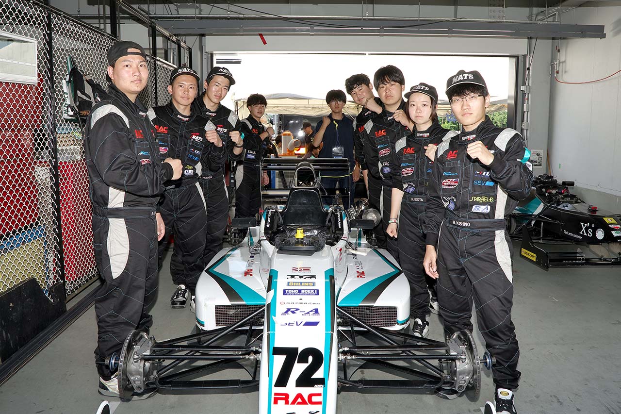 AUTOSPORT_web's tweet card. 「サーキット現場でのレースオペレーションとレース車両のメンテナンス作業は、エンジンチューナーさんにお任せしている領域以外、すべて当校のモータースポーツ科の学生た