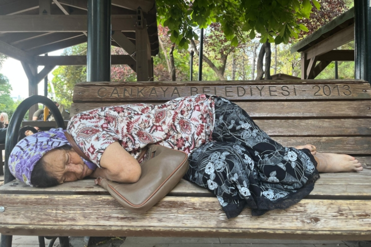 abcgazete's tweet card. Muğla İkizköylüler, zeytinlik alanlarını maden işletmeciliğine açacak yasa teklifine karşı TBMM önünde nöbete başladı. Köylüler, “Eğer bizi köyümüzden ederler..