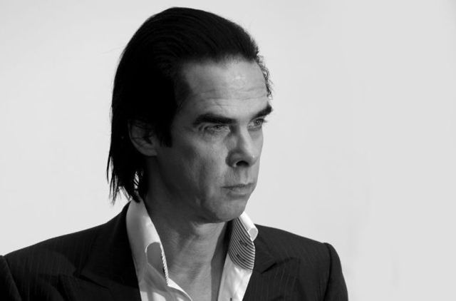 amass_jp's tweet card. ニック・ケイヴは以前からAIに批判的で「信じられないほど不快」等と語っていた。しかし、新しいMVとしてAIによって再現されたプレスリーが登場するビデオを公開。友人の映画監督が、曲の40周年を祝う贈り物として制作したものを見てAIに対する見方が変わった　