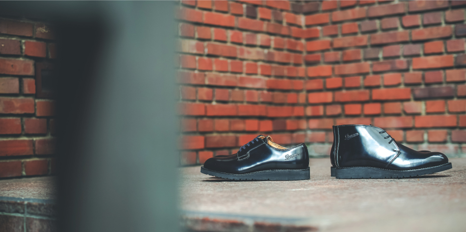 HOLOSLabo's tweet card. 発売から約30年経つロングセラーのポストマンシューズ。アメリカの郵便配達員のために考えられたこのサービスシューズは、長距離歩いても疲れにくい構造と、どんな訪問先でも失礼のないようなルックスを兼ね備えています。アッパーのガラスレザーは珍しい肉厚なものを使用しており、ビジネスシューズにはない重厚感を持っています。ダナーオリジナルのダンキャットソールは全方向への滑り止めと衝撃吸収に優れた素材を使用...