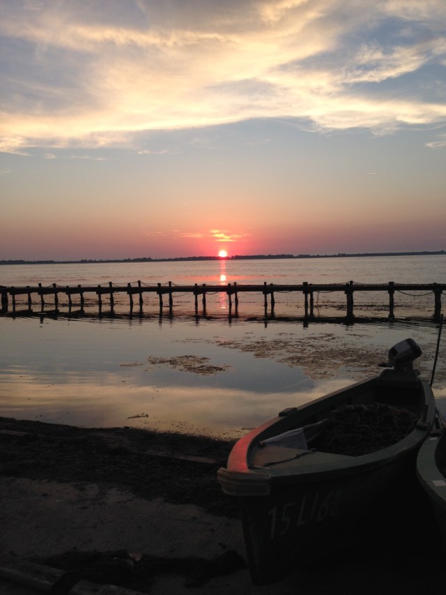 chayesvq's tweet card. Como un faro en el mar que alumbra al barco en las tinieblas, así el amigo ilumina al amigo. Luz que guía, marcando el rumbo hacia el puerto. La amistad es luz que indica dirección hacia la meta: e…