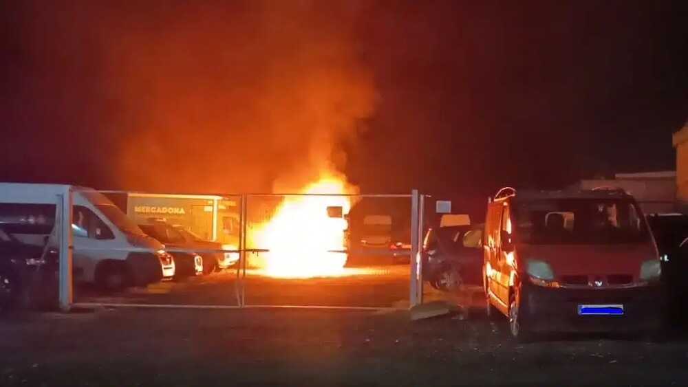 24clm's tweet card. El fuego, que no causó heridos, fue extinguido por el SCIS tras iniciarse en un vehículo estacionado