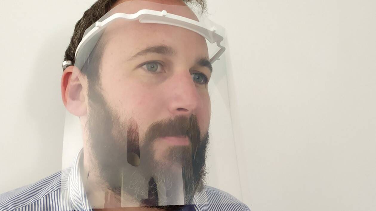 rcommande's tweet card. Ils fabriquaient gratuitement des visières de protection pour les offrir aux plus exposés au Covid-19 : les « makers » doivent renoncer, en raison d’une décision gouvernementale.